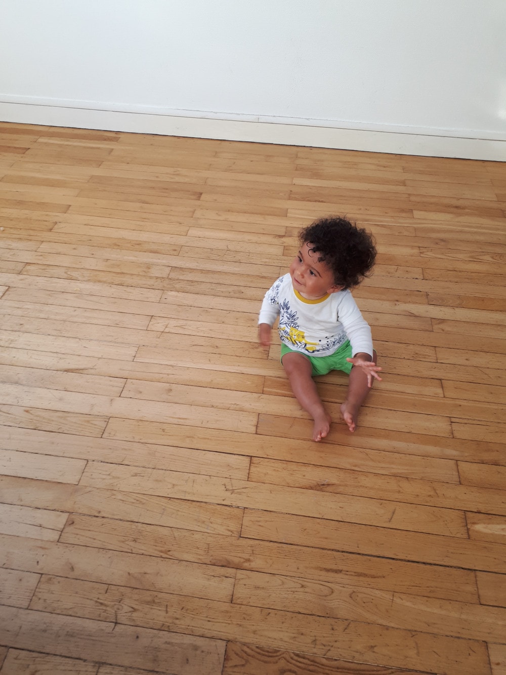 Adao assis sur le parquet